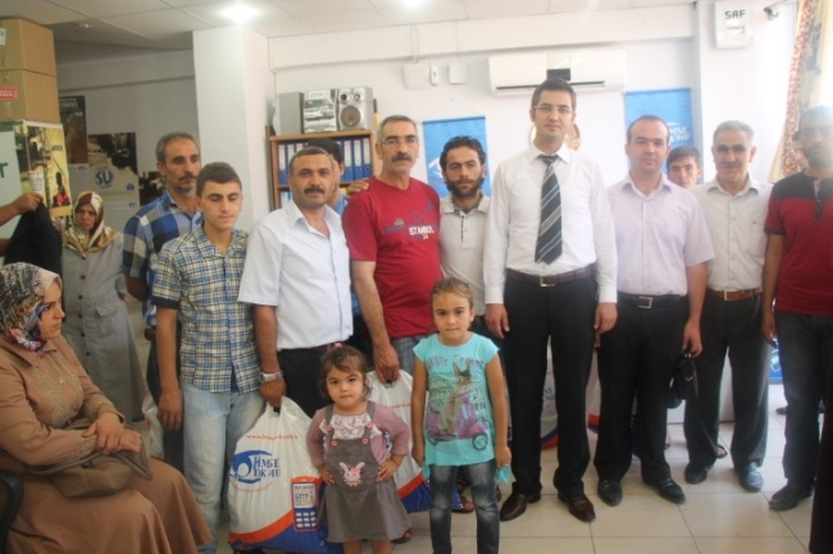 Başarılı Kursiyerlere Bayramlıklar Kimse Yok mu Derneği\'nden