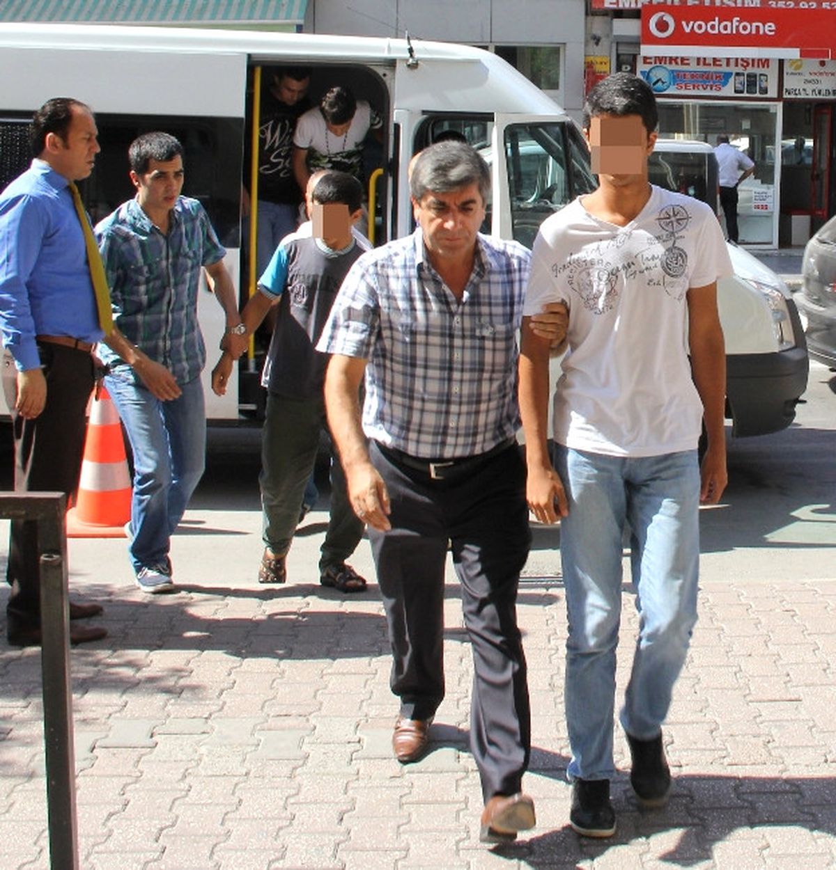 Erdoğan\'ın Afişini Yırtan 3 Kişi Adliyeye Sevk Edildi