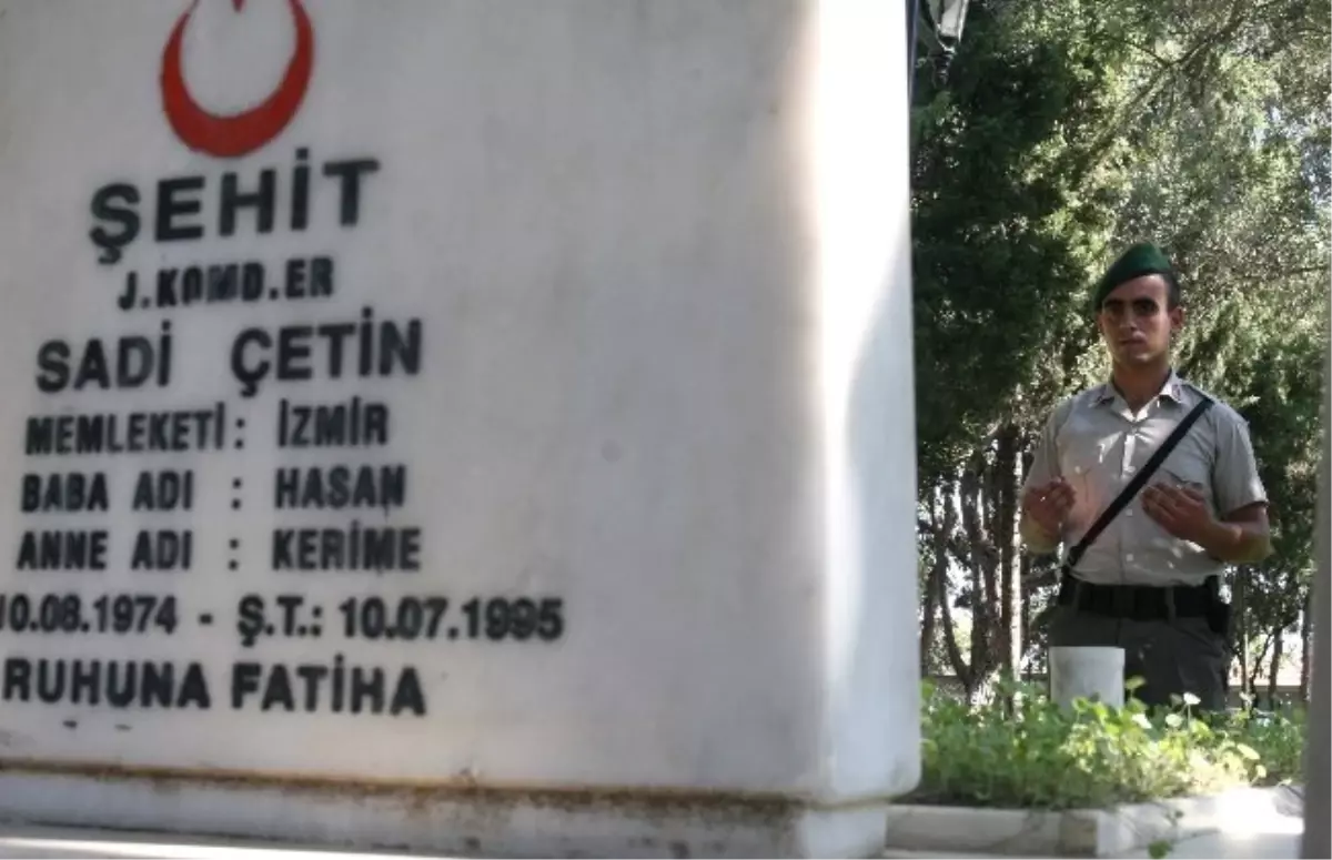 Bayram Öncesi Şehitliklerde Gözyaşı ve Dua Vardı