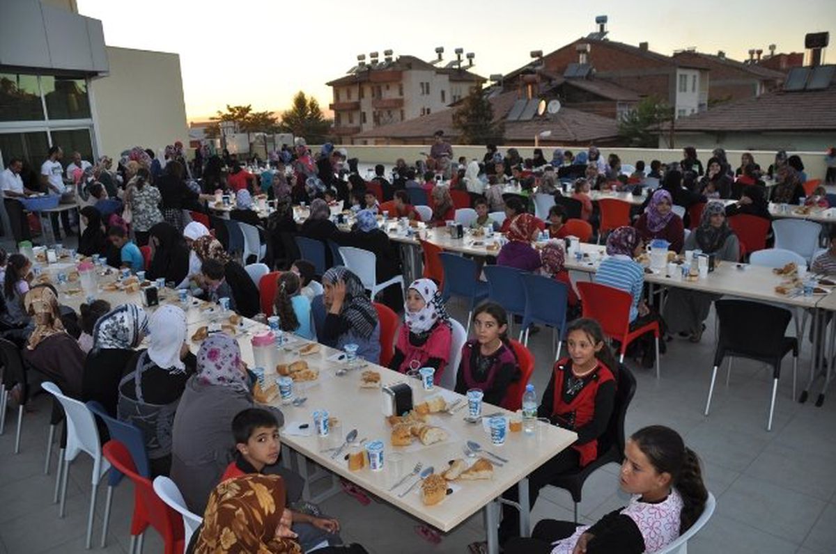Bem-Bir-Sen, Suriyelilere İftar Verdi