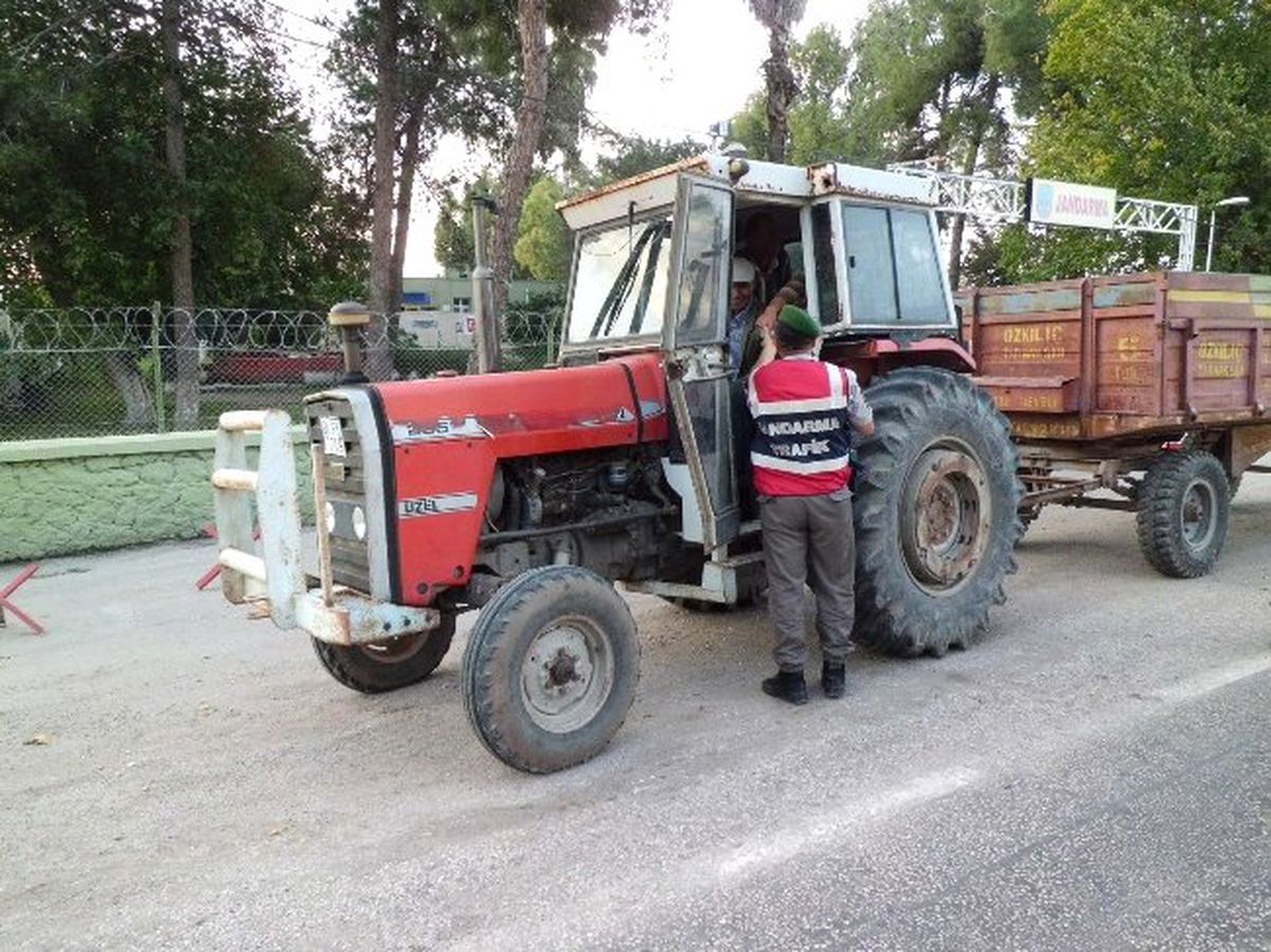 Biçerdöver ve Traktörler Hasat Zamanı Trafikte Tehlike Saçıyor