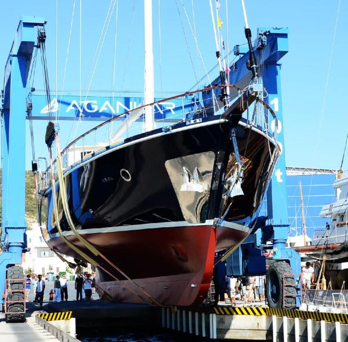 Bodrum\'da 5 Ayda Yapılan Lüks Yat Denize İndirildi