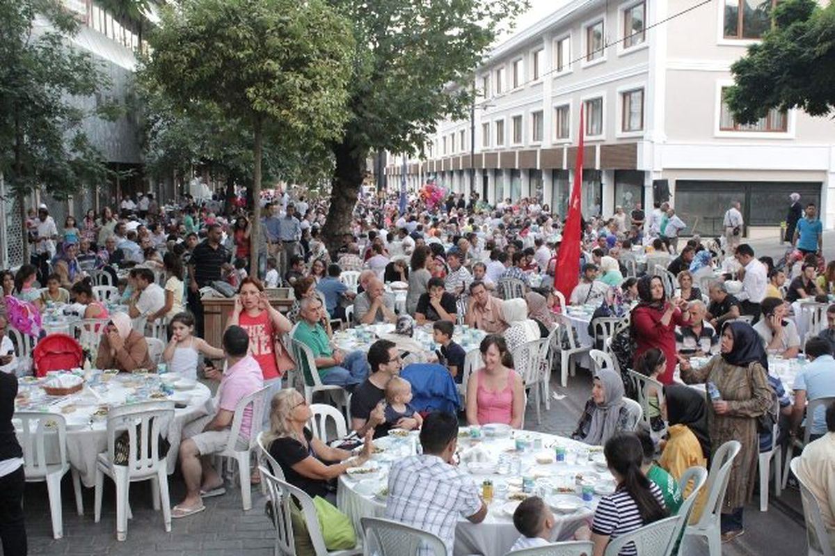 Bursa\'da Son İftar Cumhuriyet Caddesi\'nde Yapıldı