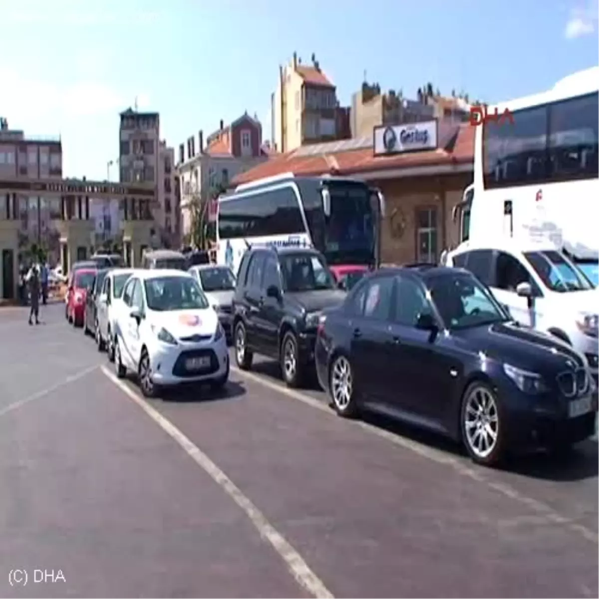 Çanakkale Feribot Kuyruğundaki Tatilcilere Bayram Şekeri