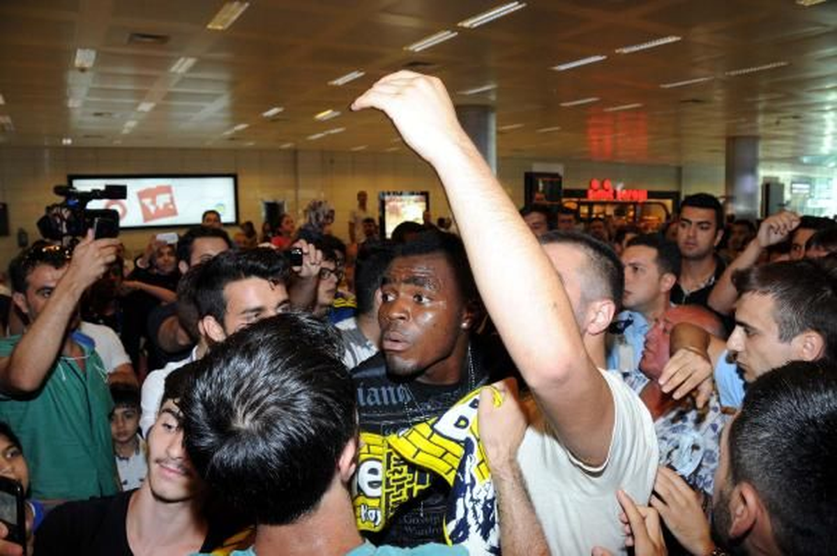 Emenike, Fenerbahçe İçin Yola Çıktı