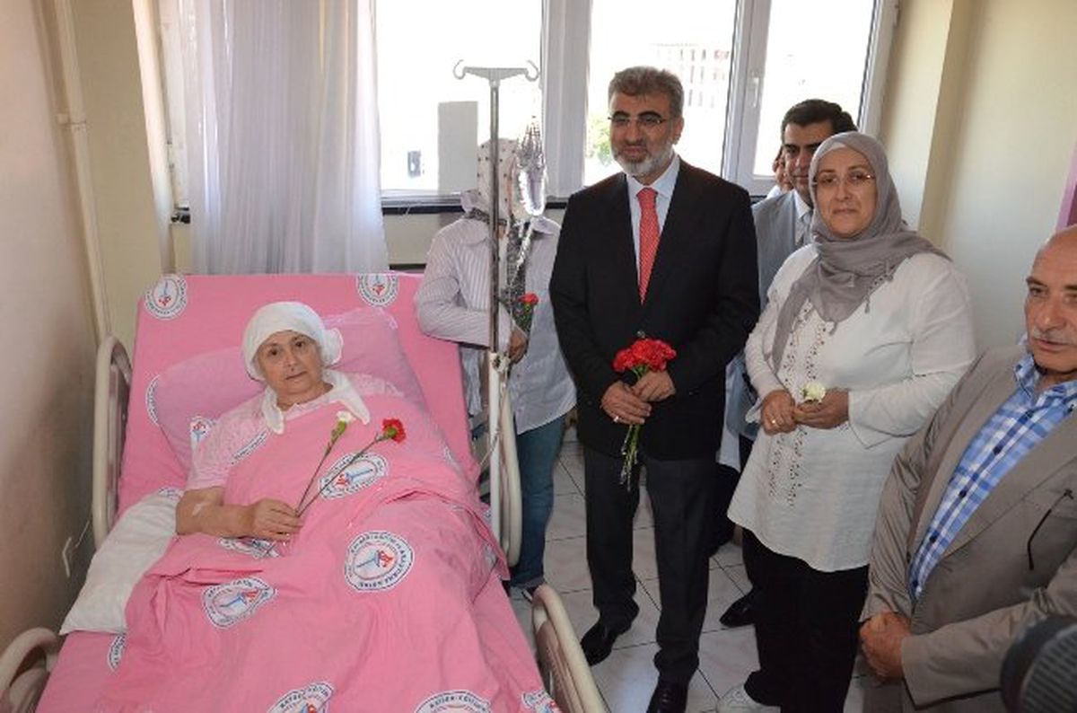 Enerji ve Tabii Kaynaklar Bakanı Hastaları Ziyaret Etti