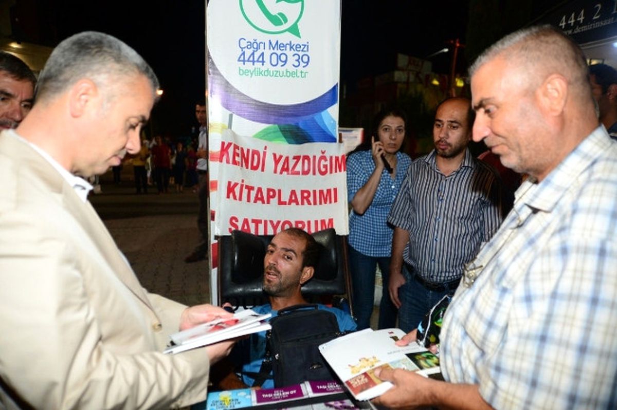 Engelli Yazar, Başkan Uzun\'a Yazdığı Kitabı Hediye Etti