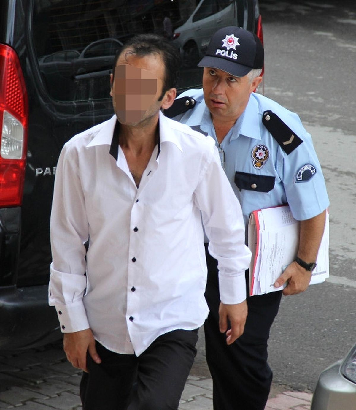 Evden Uzaklaştırma Cezası Bulunan Koca Eşini Bıçakladı