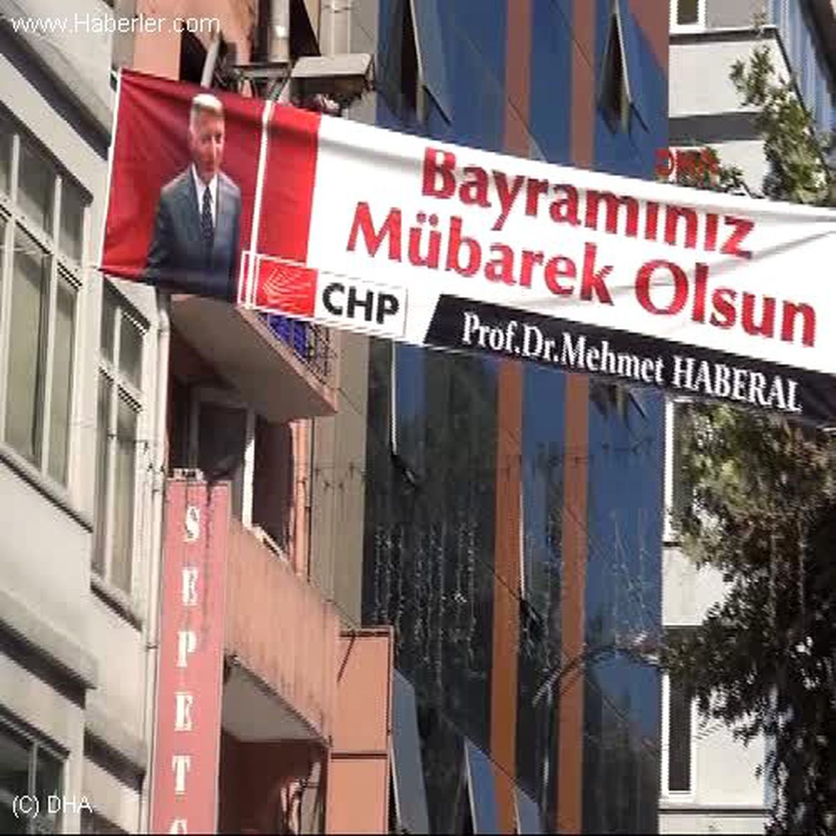 Haberal\'dan Afişli Bayram Kutlaması