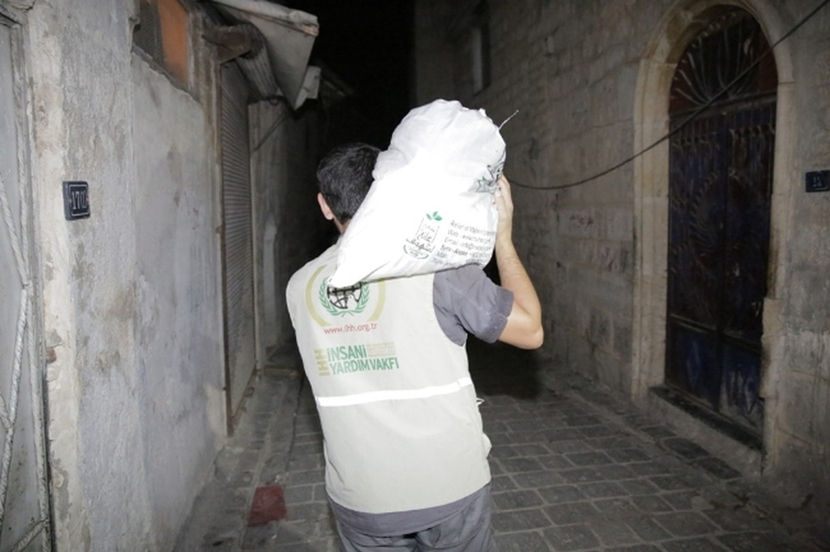 Halep\'te Gece Karanlığında Yardım
