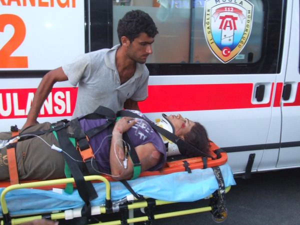 İki Motosiklet Çarpıştı, Kasksız Sürücüleri Yaralandı