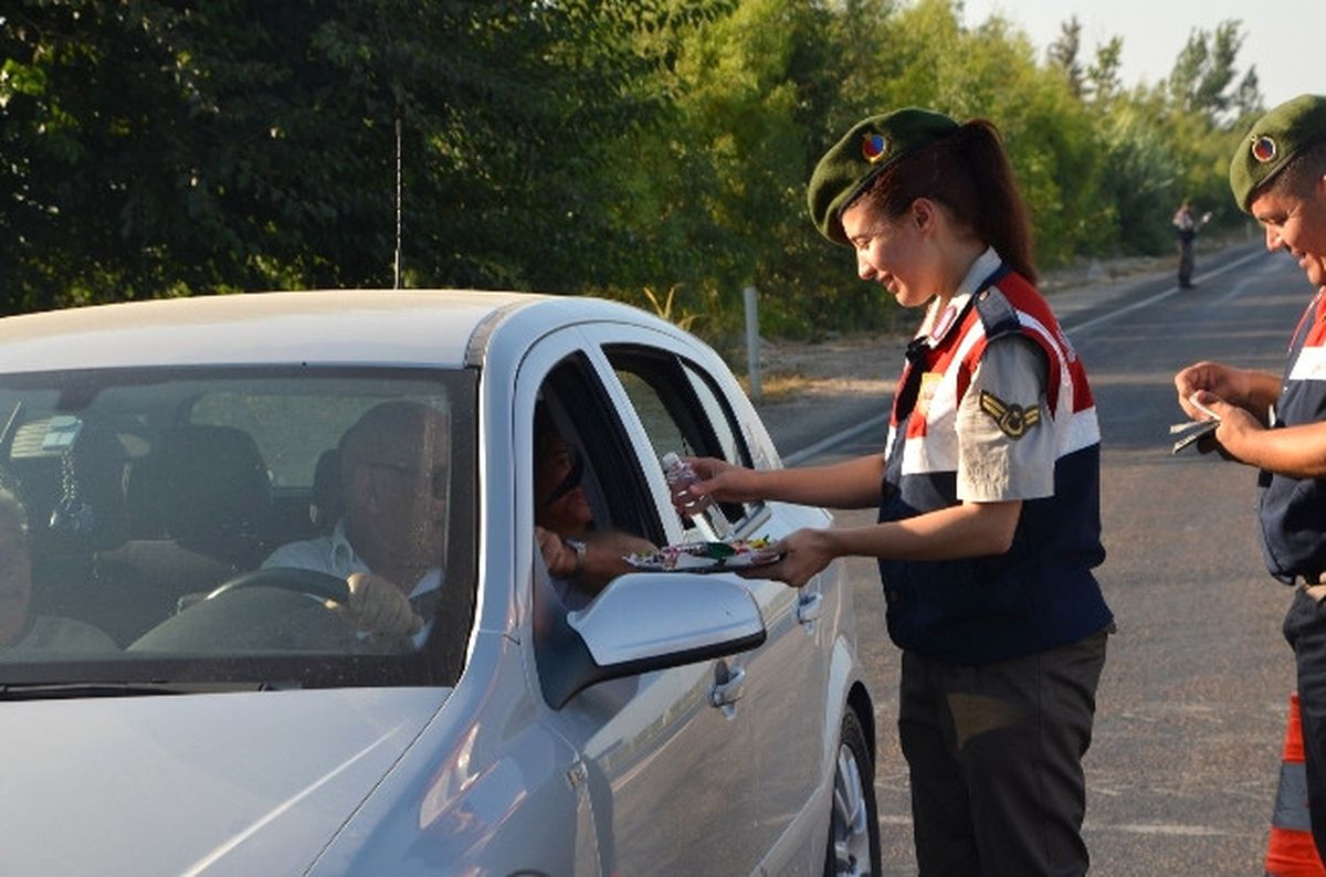 Jandarma Trafik Timlerinden Sürücüleri Bayram Şekeri