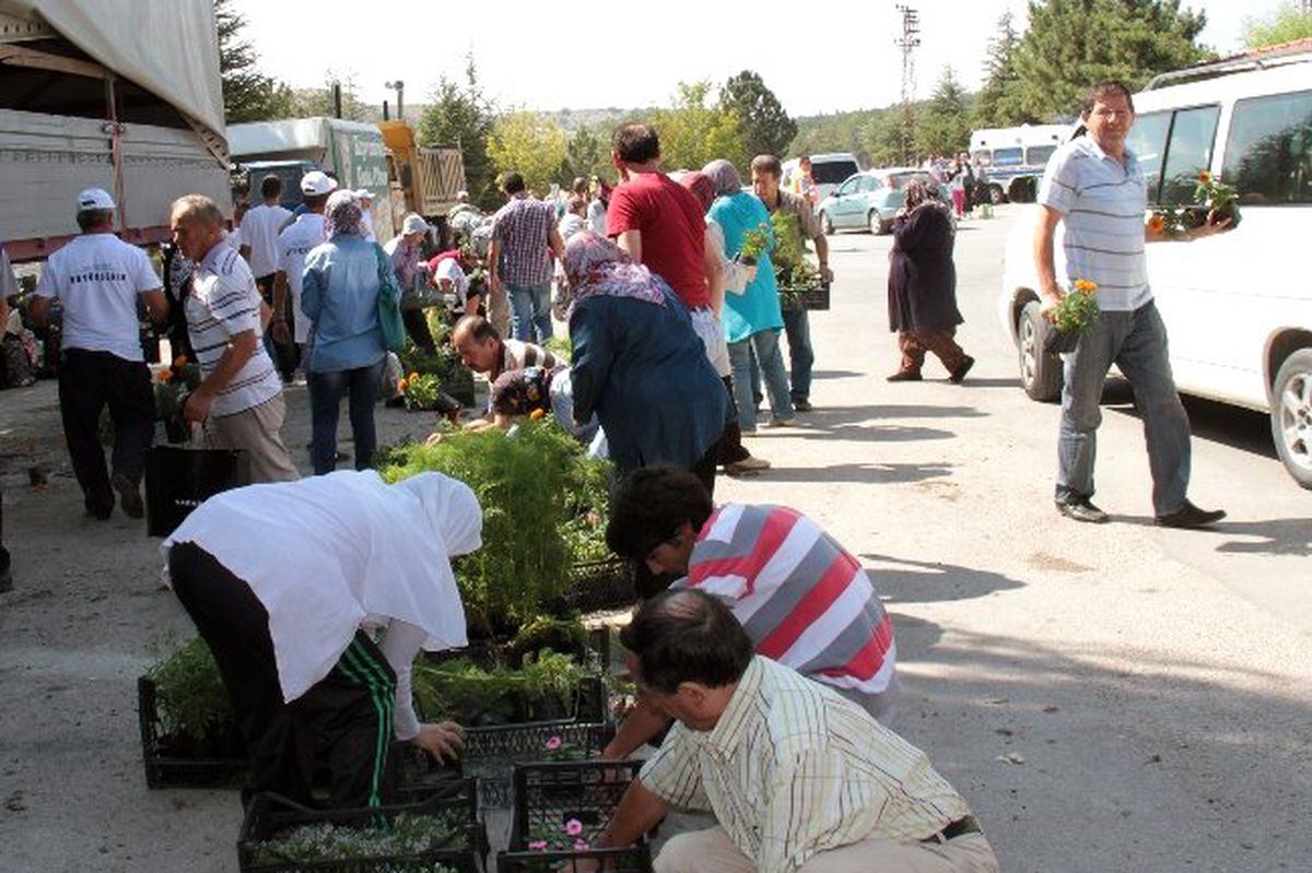 Kabir Ziyaretlerinde Çiçekler Büyükşehir Belediyesi\'nden