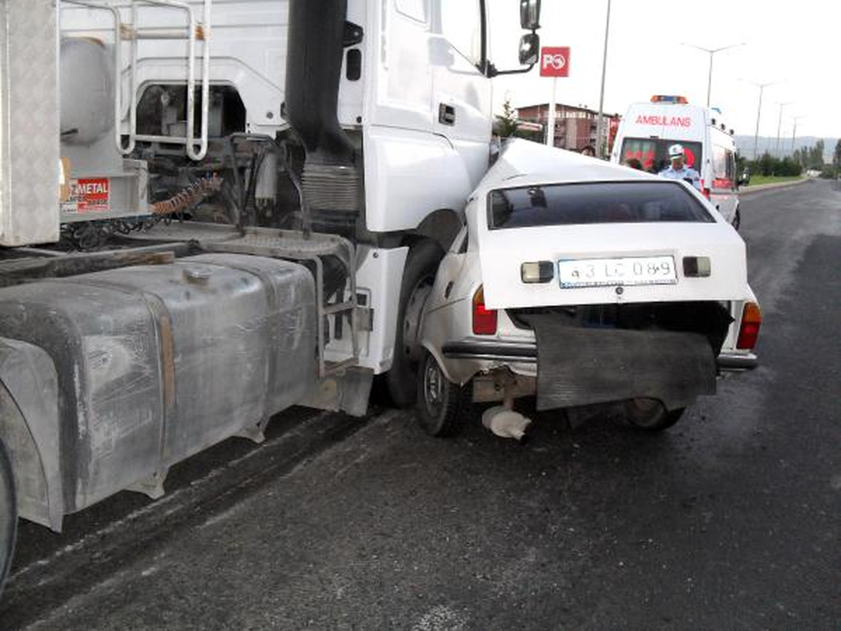 Kamyon ile Çarpışan Otomobilin 86 Yaşındaki Sürücüsü Öldü