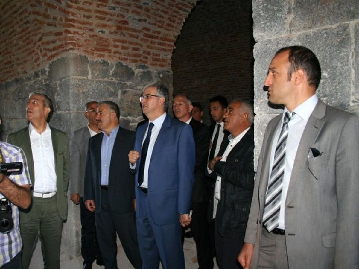 Kars Valisi AK Parti Milletvekilleriyle Kanlı Tabya\'yı Gezdi