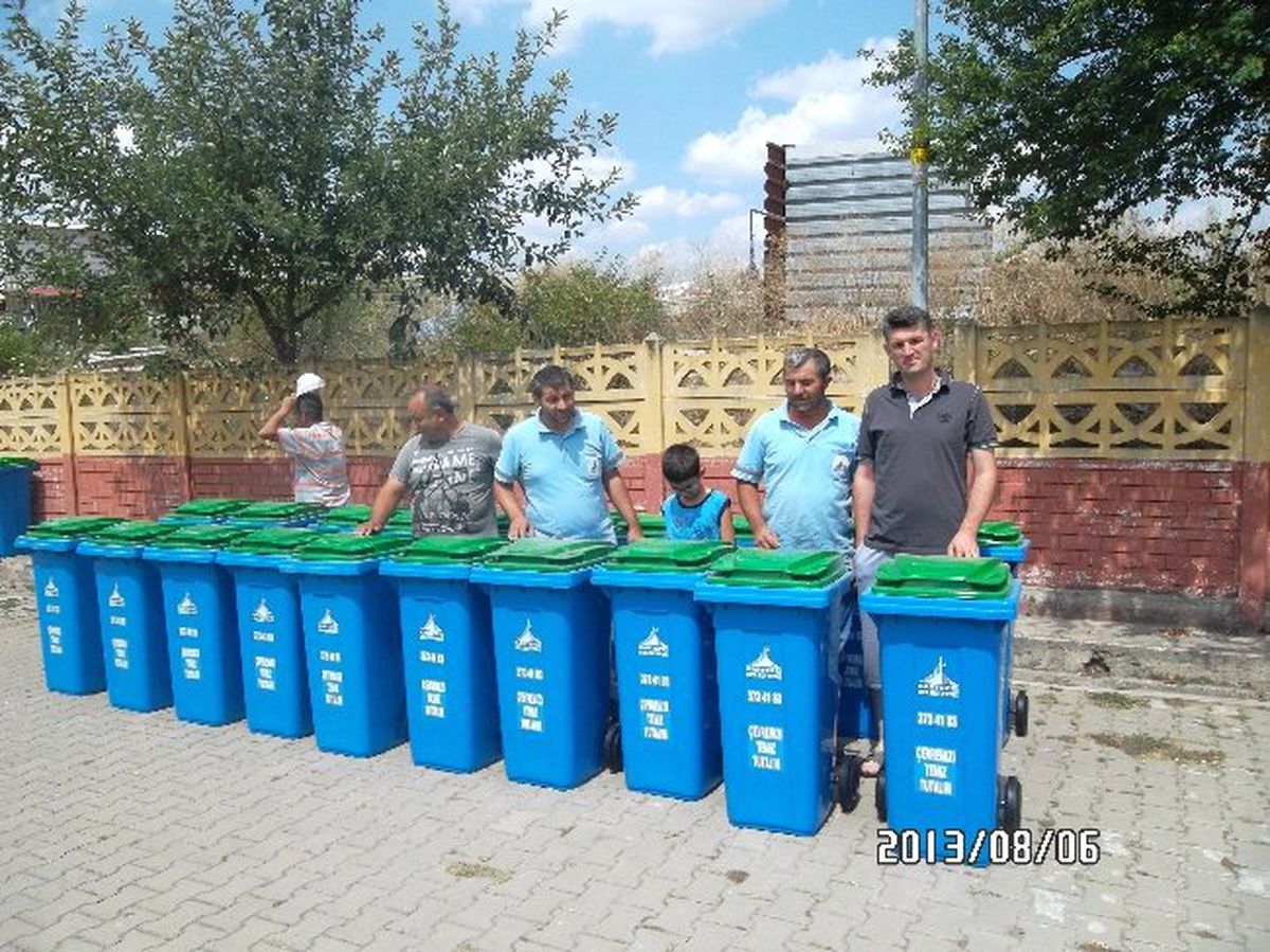 Kartepe\'de Plastik Çöp Konteyner Dağıtımları Sürüyor