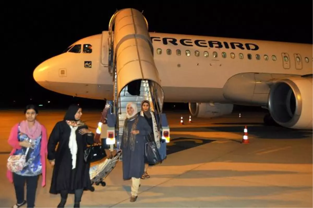 Kuveyt'ten Bursa'ya İnen İlk Uçak 180 Turist Getirdi