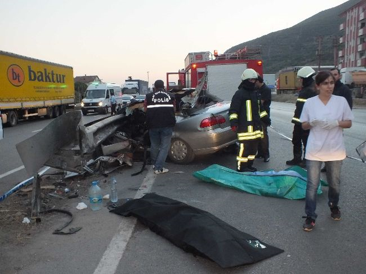 Lastiği Patlayan Otomobil Takla Attı: 2 Ölü, 3 Yaralı
