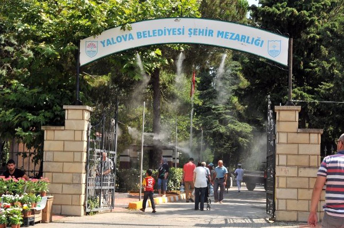 Mezarlıklara 60 Ton Gülsuyu