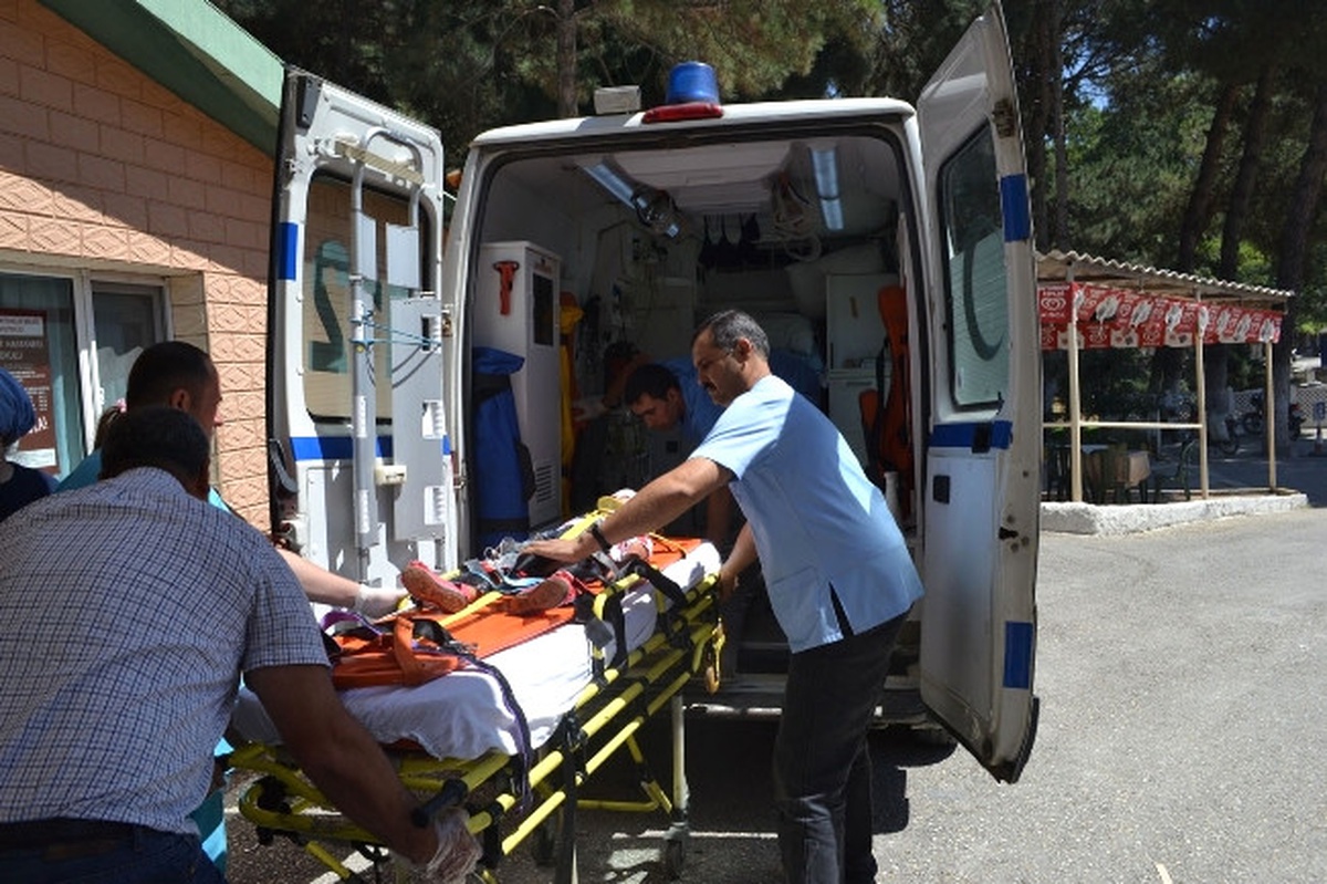 Motosiklet Kamyonet Kazasında 3 Kişi Yaralandı