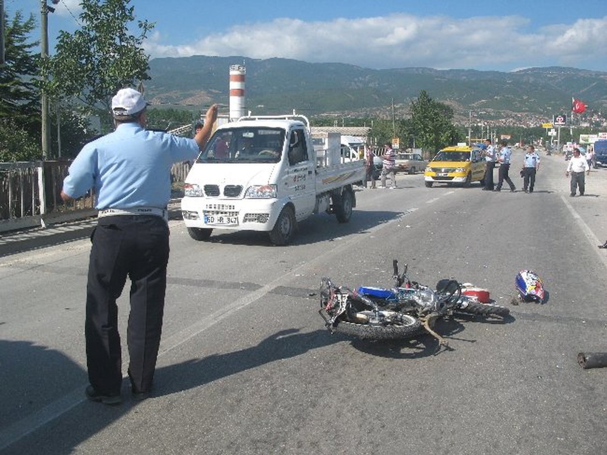 Motosikletle Otomobil Çarpıştı: 2 Yaralı