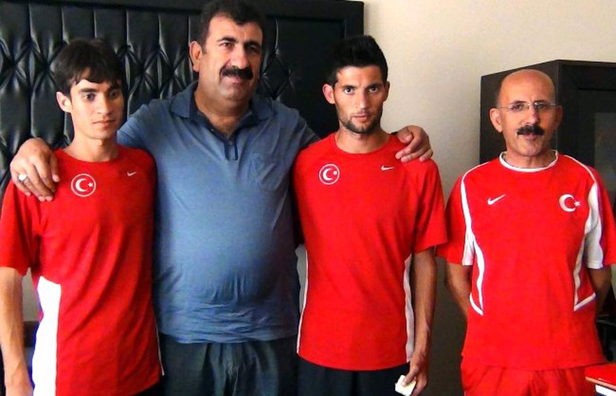 Nihat Çelik\'ten Dünya ve Balkan Şampiyonu Atletlere Çifte Altın
