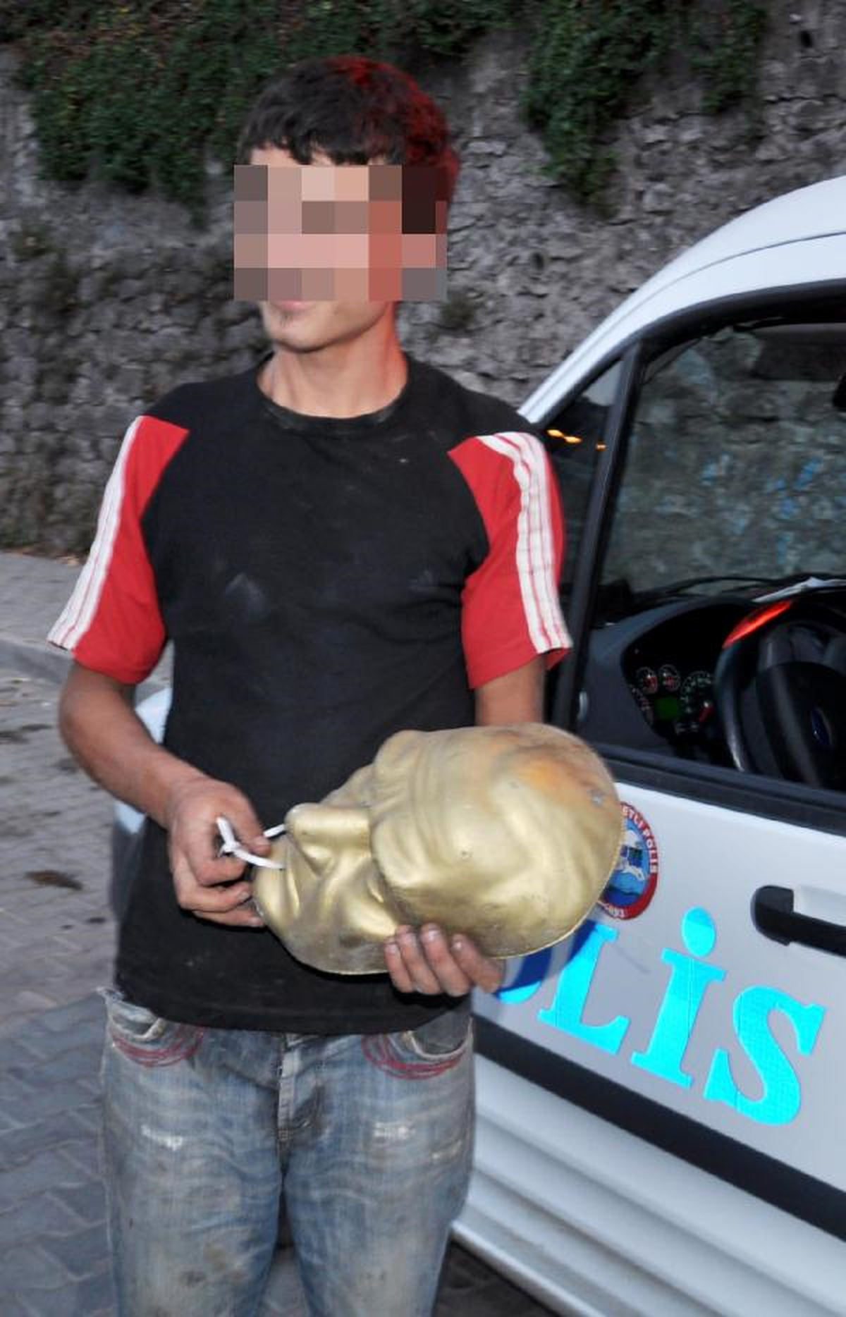 Polis\'ten Hurdacı Kardeşlere \'Atatürk Maskı\' Uyarısı