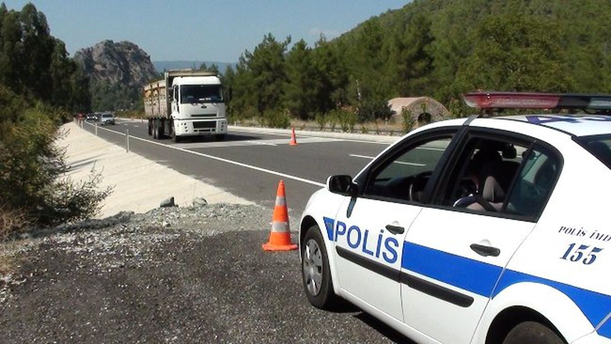 Polisten Tatilcilere Bayram Şekeri