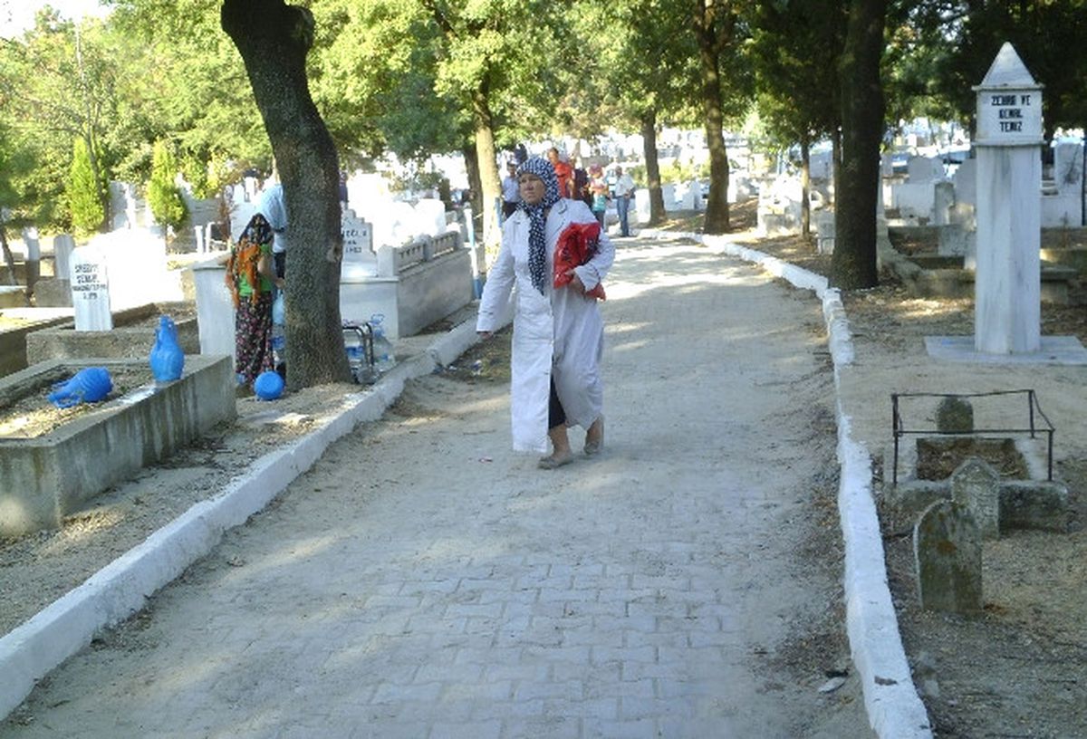 Ramazan Bayramı Arifesinde Mezarlıklar Doldu Taştı