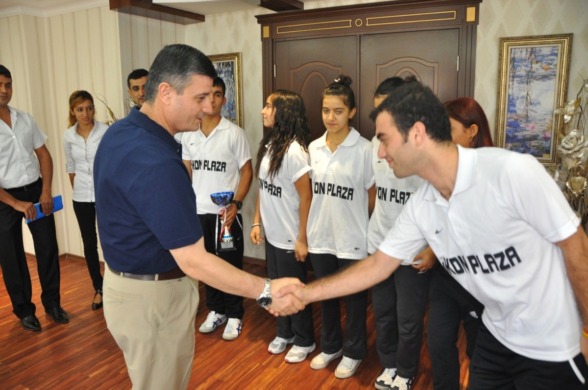 Şampiyon Folklor Ekibi Valiyi Ziyaret Etti