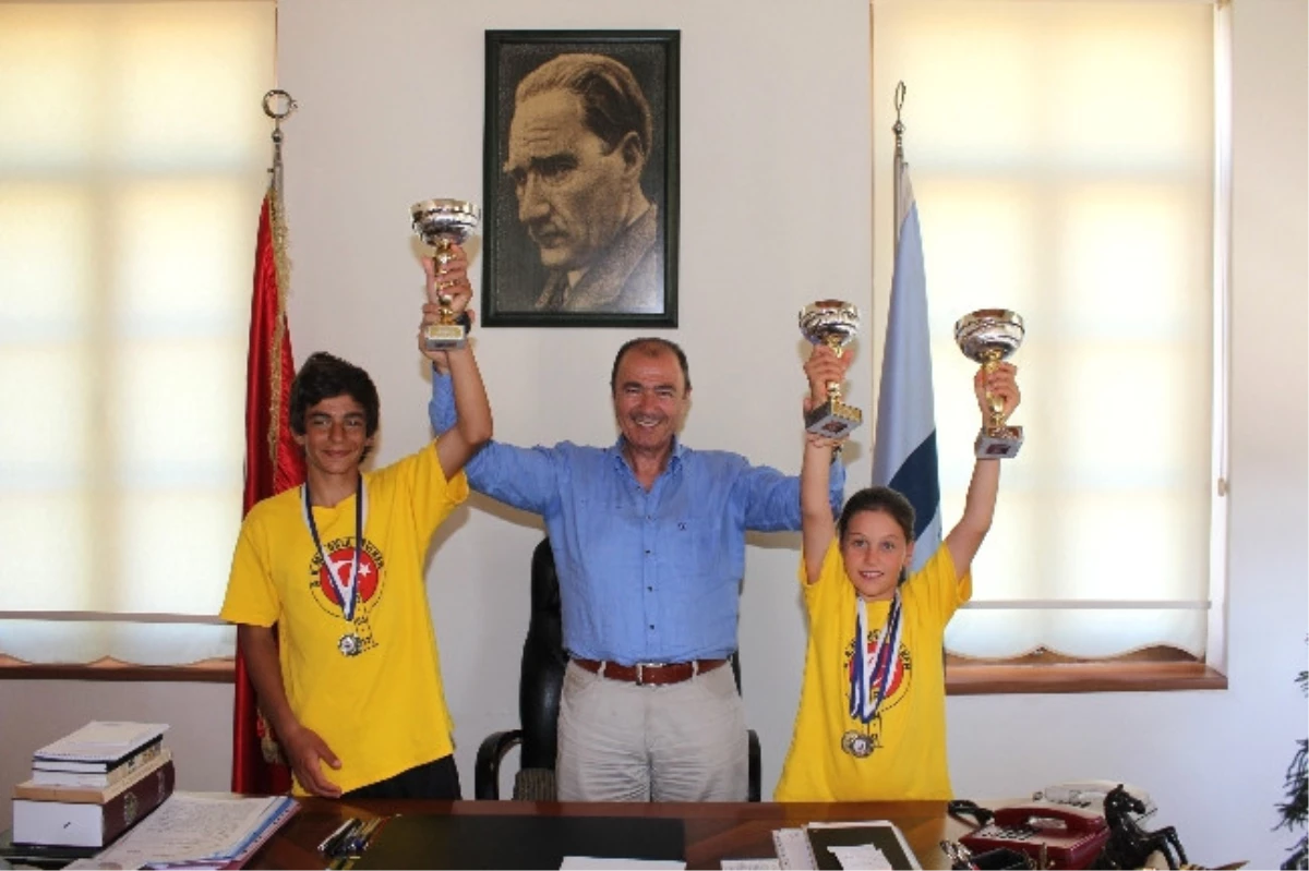 Şampiyon Yelkenciler Mutluluklarını Karaosmanoğlu ile Paylaştılar