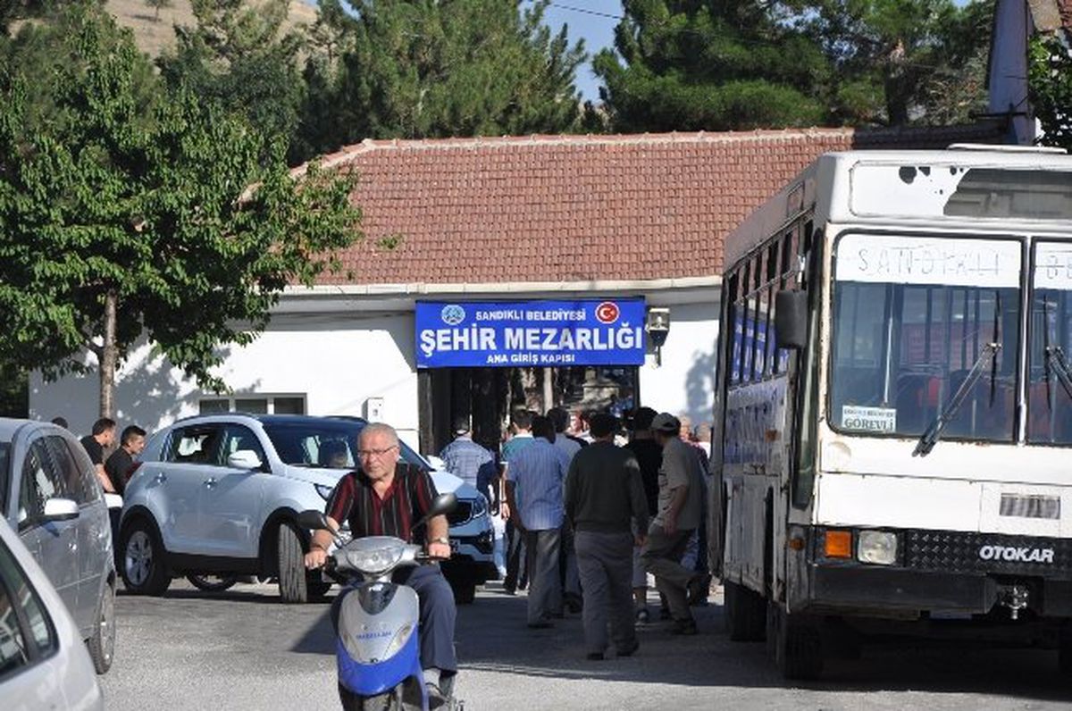 Sandıklı Halkı Arife Günü Kabir Ziyaretine Koştu
