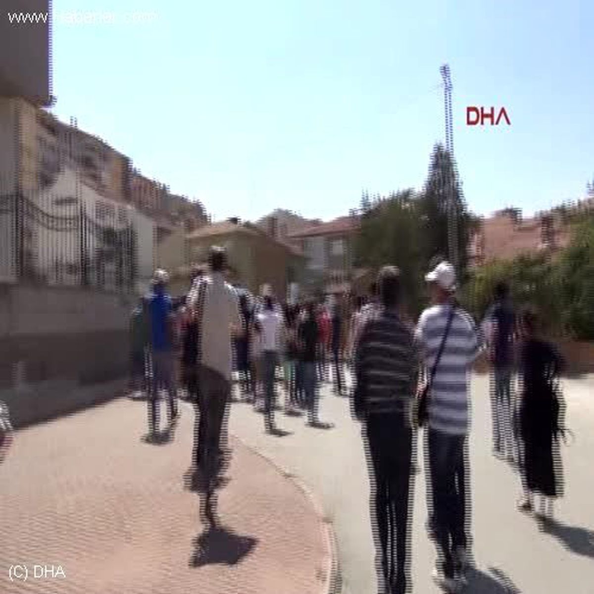 Sanıkların İçinde Bulunduğu Jandarmanın Aracına Saldırdılar