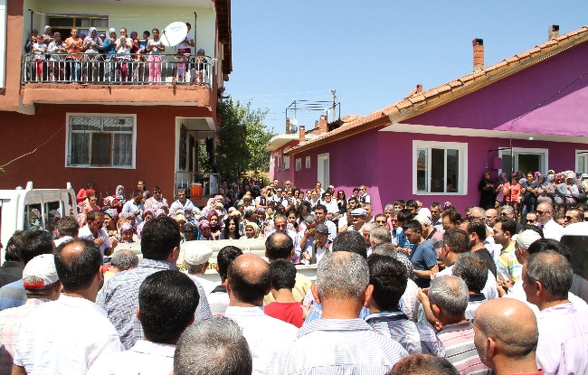 Son Yolculuğuna Gelinliğiyle Uğurlandı