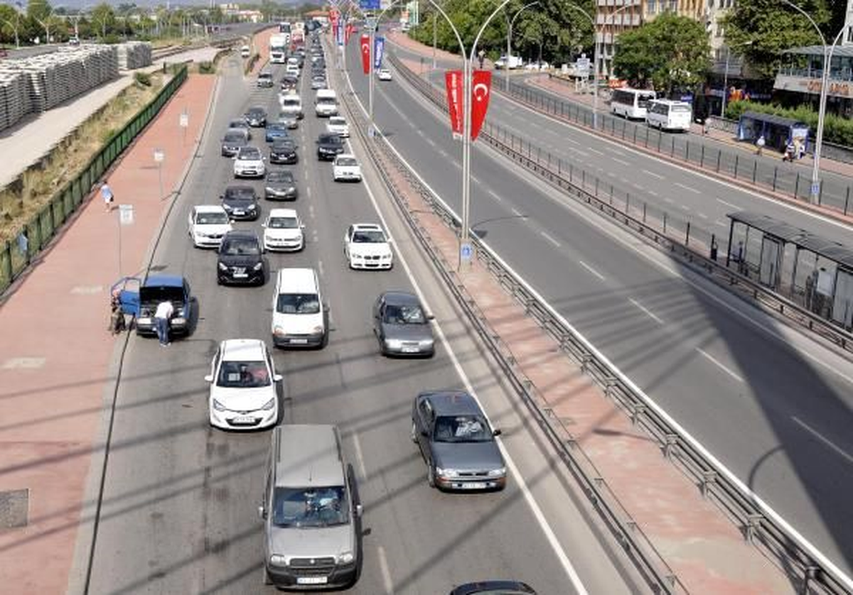 Tem Otoyolunda 15 Kilometrelik Araç Kuyruğu
