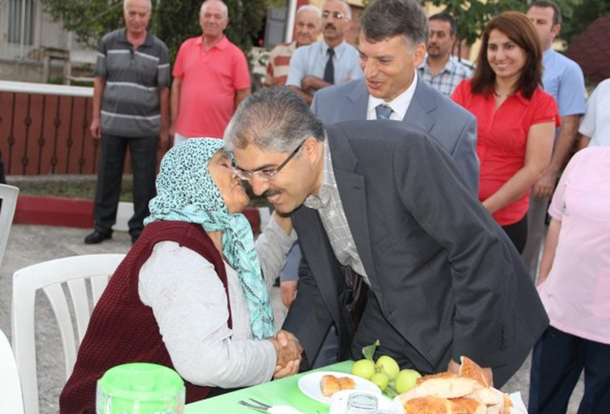 Vali Ali Çınar Huzurevinde