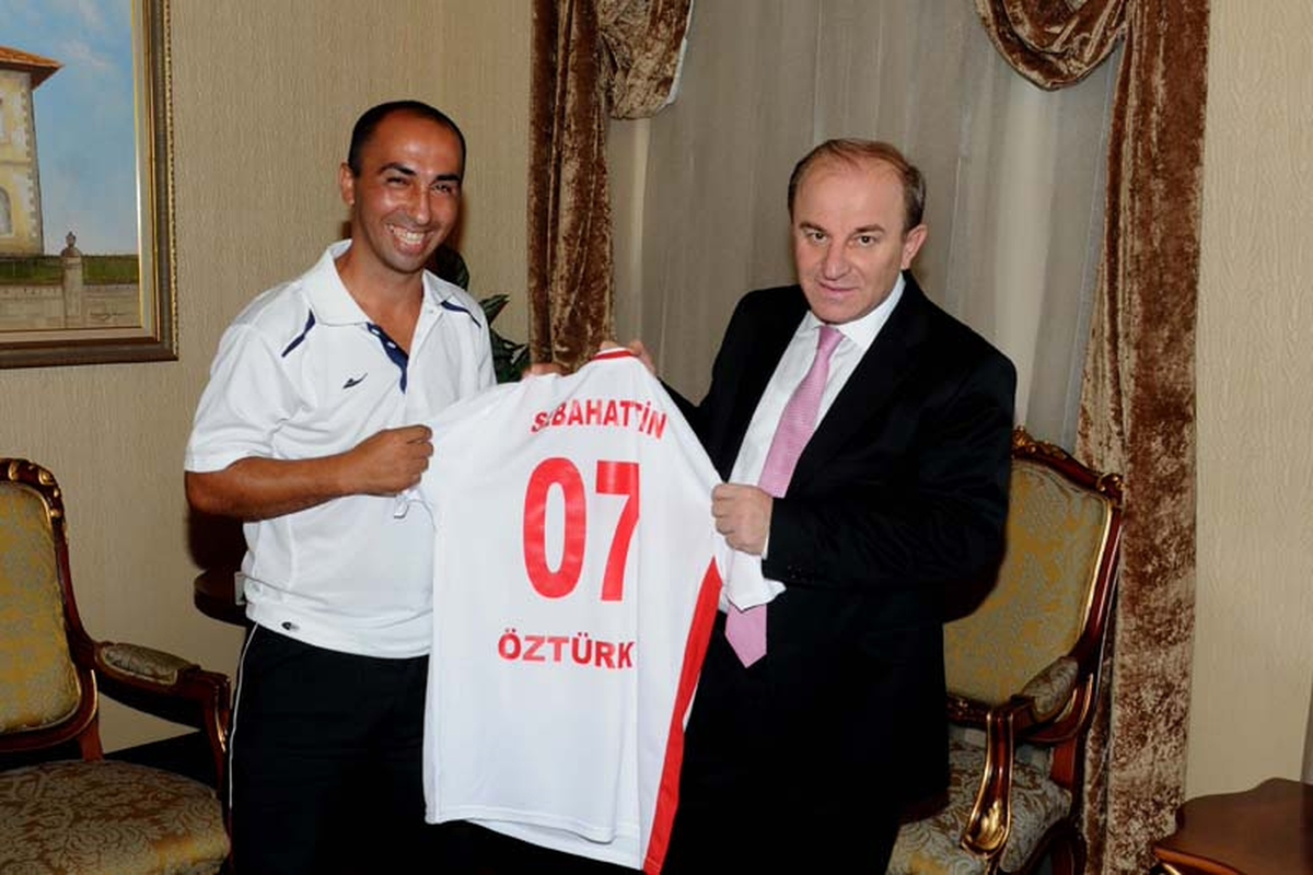 Vali Sebahattin Öztürk\'ü 1207 Antalyaspor Kadın Futbol Takımı Sporcuları Ziyaret Etti
