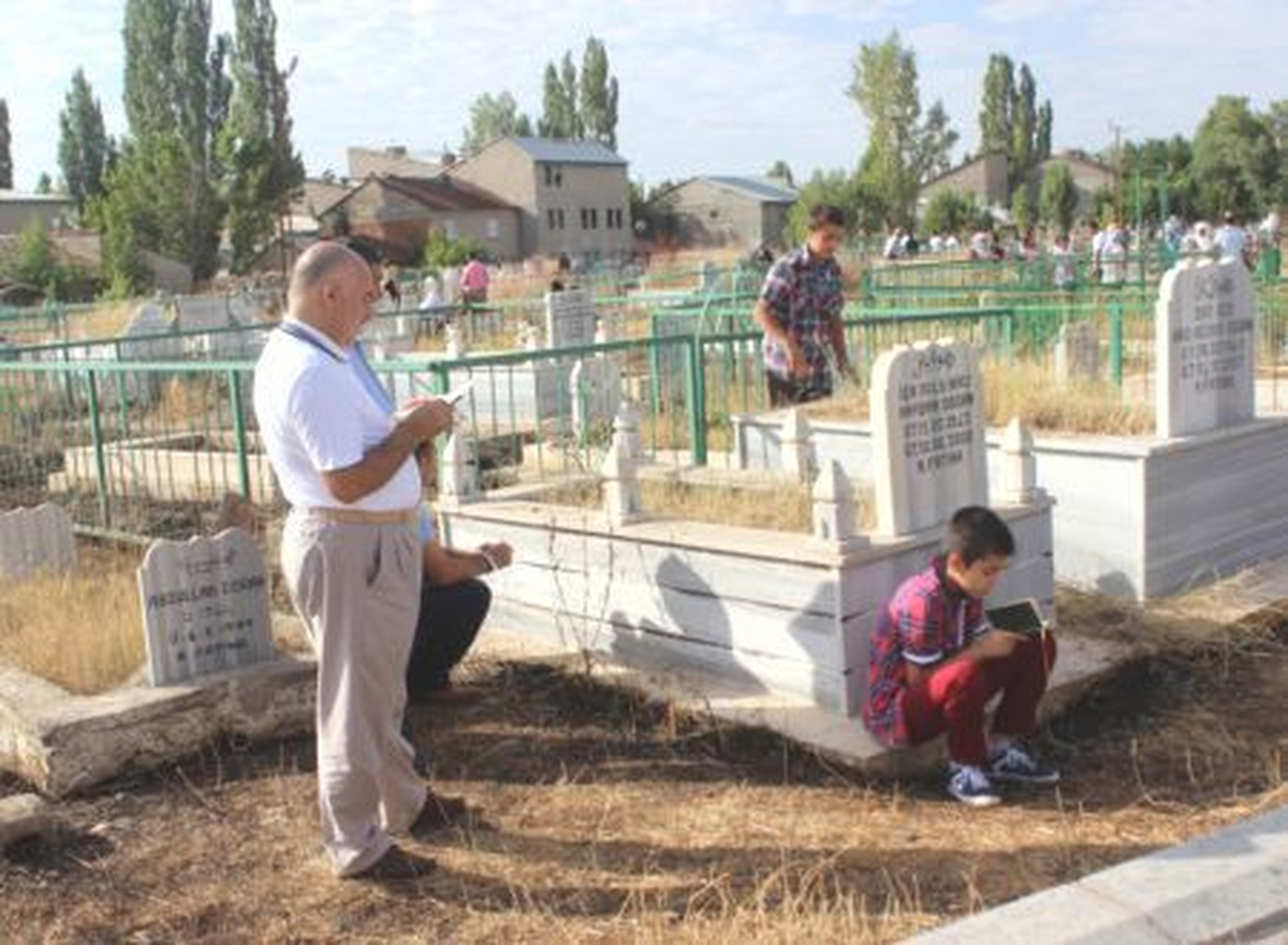 Ağrı\'da Bayramda Kabir Ziyaretleri