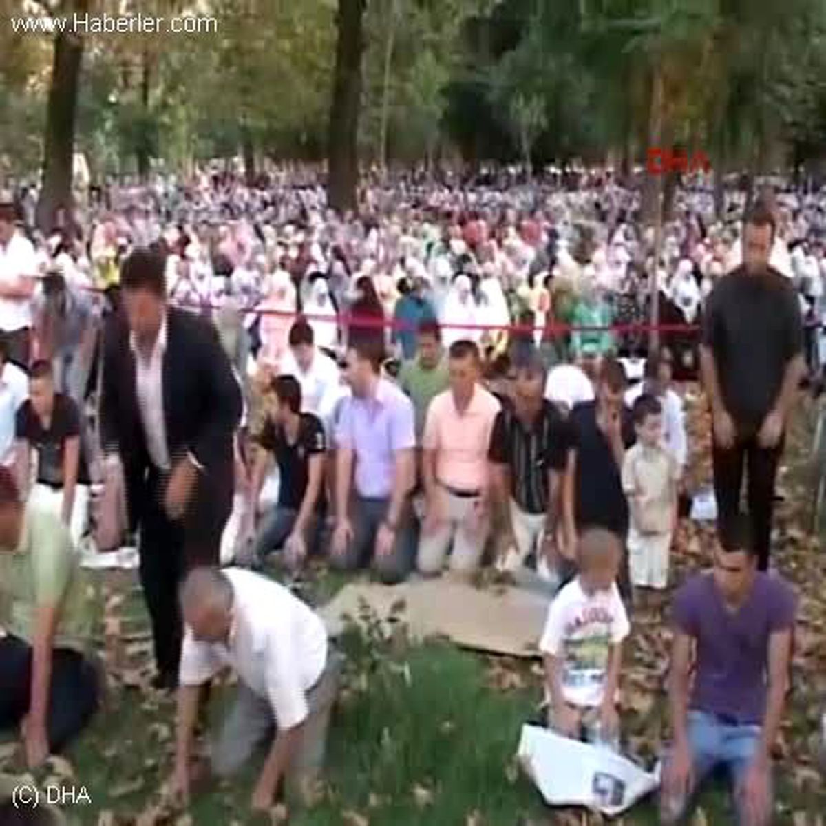 Arnavutluk\'ta Binlerce Müslüman Şehitler Parkı\'nda Bayram Namazını Kıldı