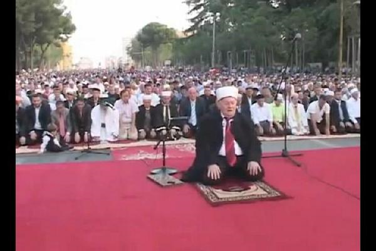 Arnavutluk\'ta Binlerce Müslüman Şehitler Parkı\'nda Bayram Namazını Kıldı