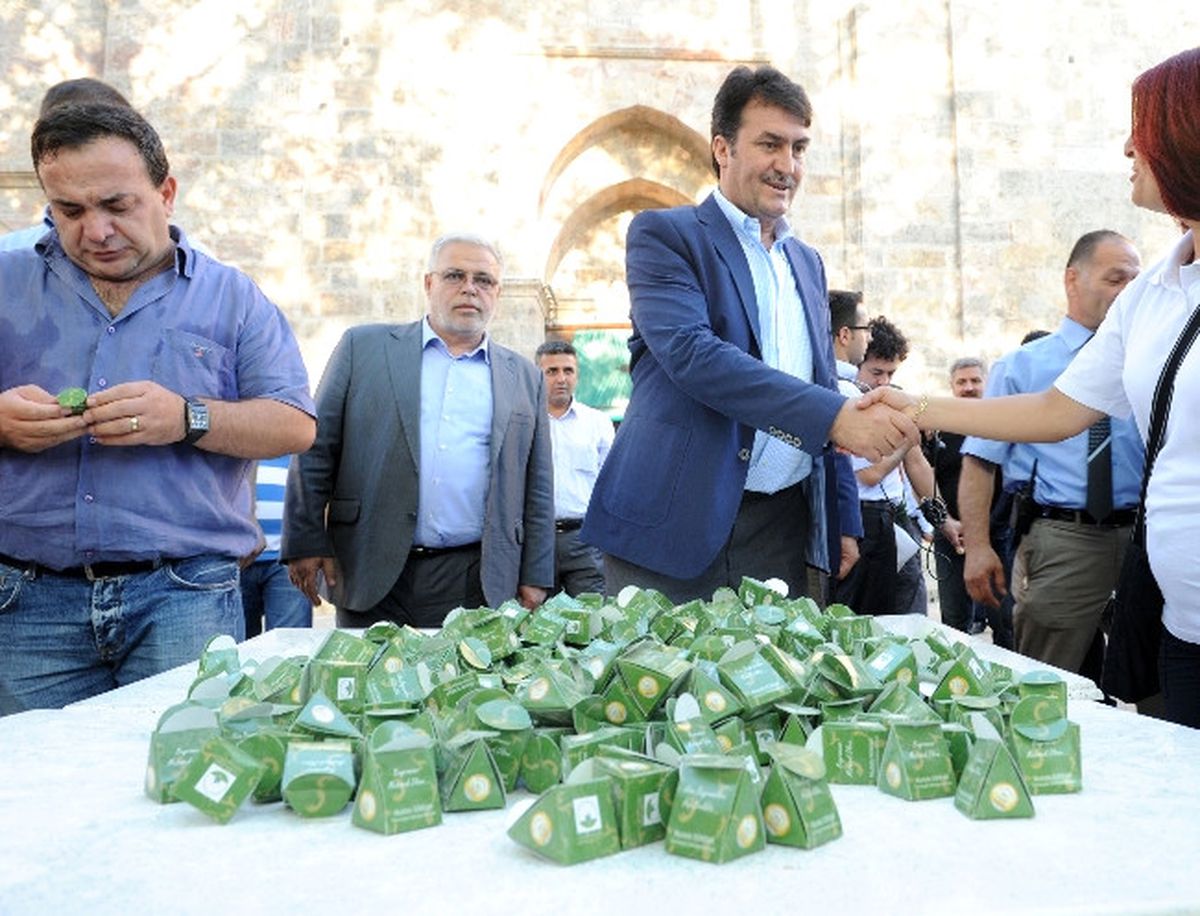 Başkan Dündar Ulucami\'de Lokum Dağıttı