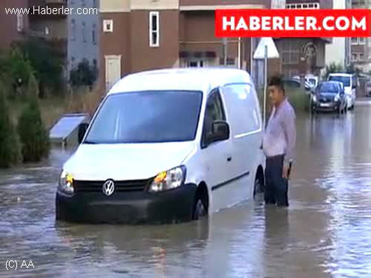 Bayram sabahına selle uyandılar