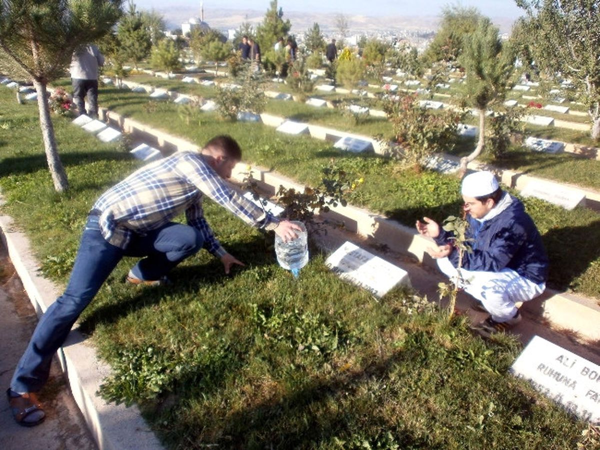 Bayramın İlk Günü Yukarı Tekke Mezarlığı Doldu Taştı