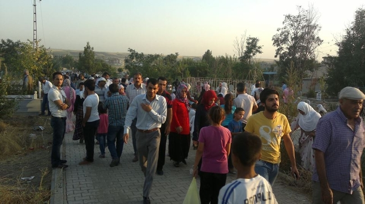 Bismil\'de Bayramda Mezarlıklar Ziyaretçi Akınına Uğradı