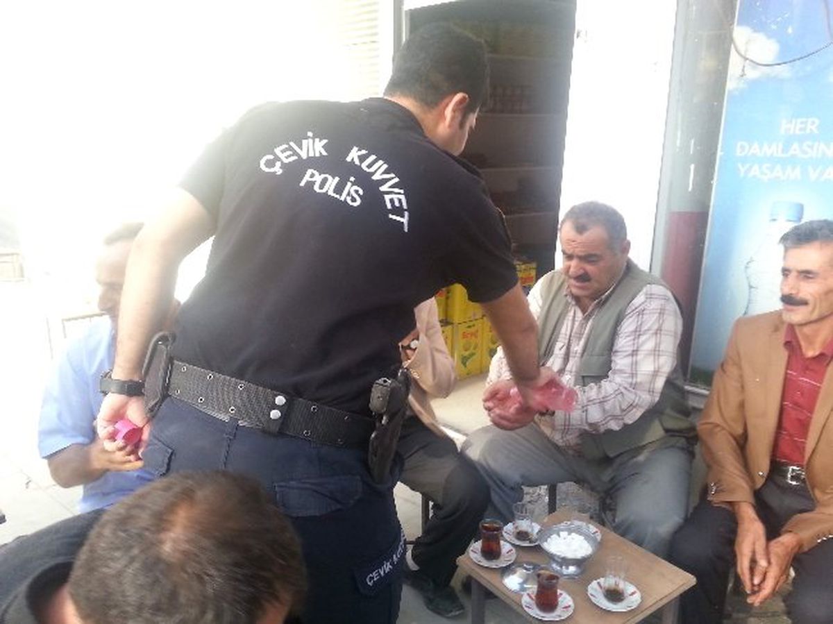 Çatak\'ta Polisler Vatandaşlarla Kürtçe Bayramlaştı