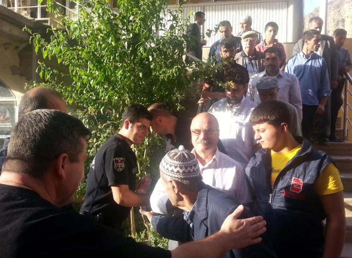 Çatak\'ta Polisler Vatandaşlarla Kürtçe Bayramlaştı