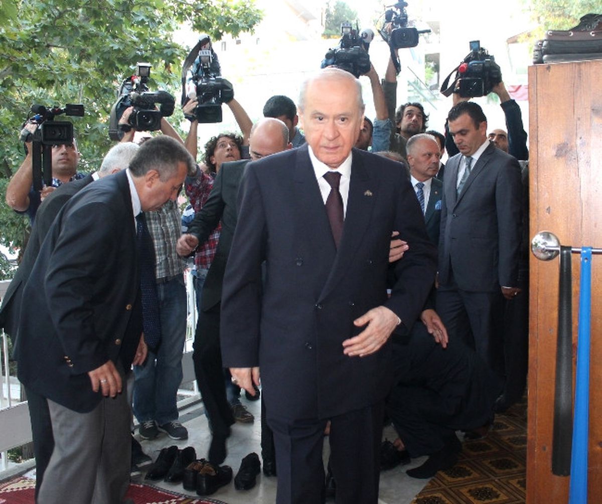 Devlet Bahçeli, Alparslan Türkeş\'in Kabrini Ziyaret Etti