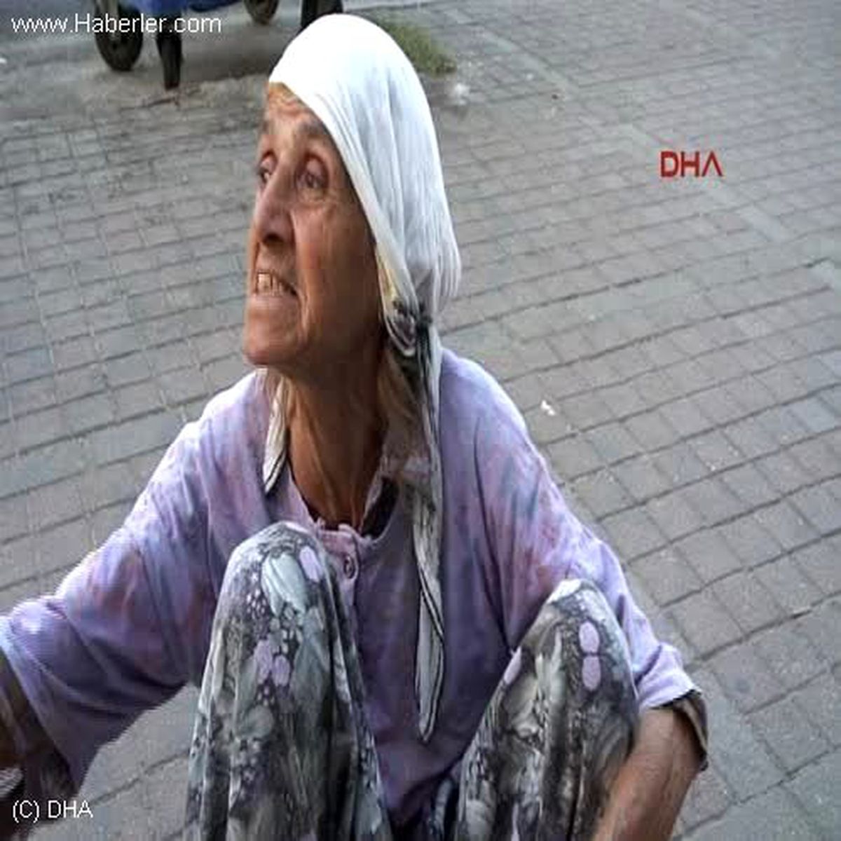 Fitre Parasıyla Simit Alan Yaşlı Kadını Soydular