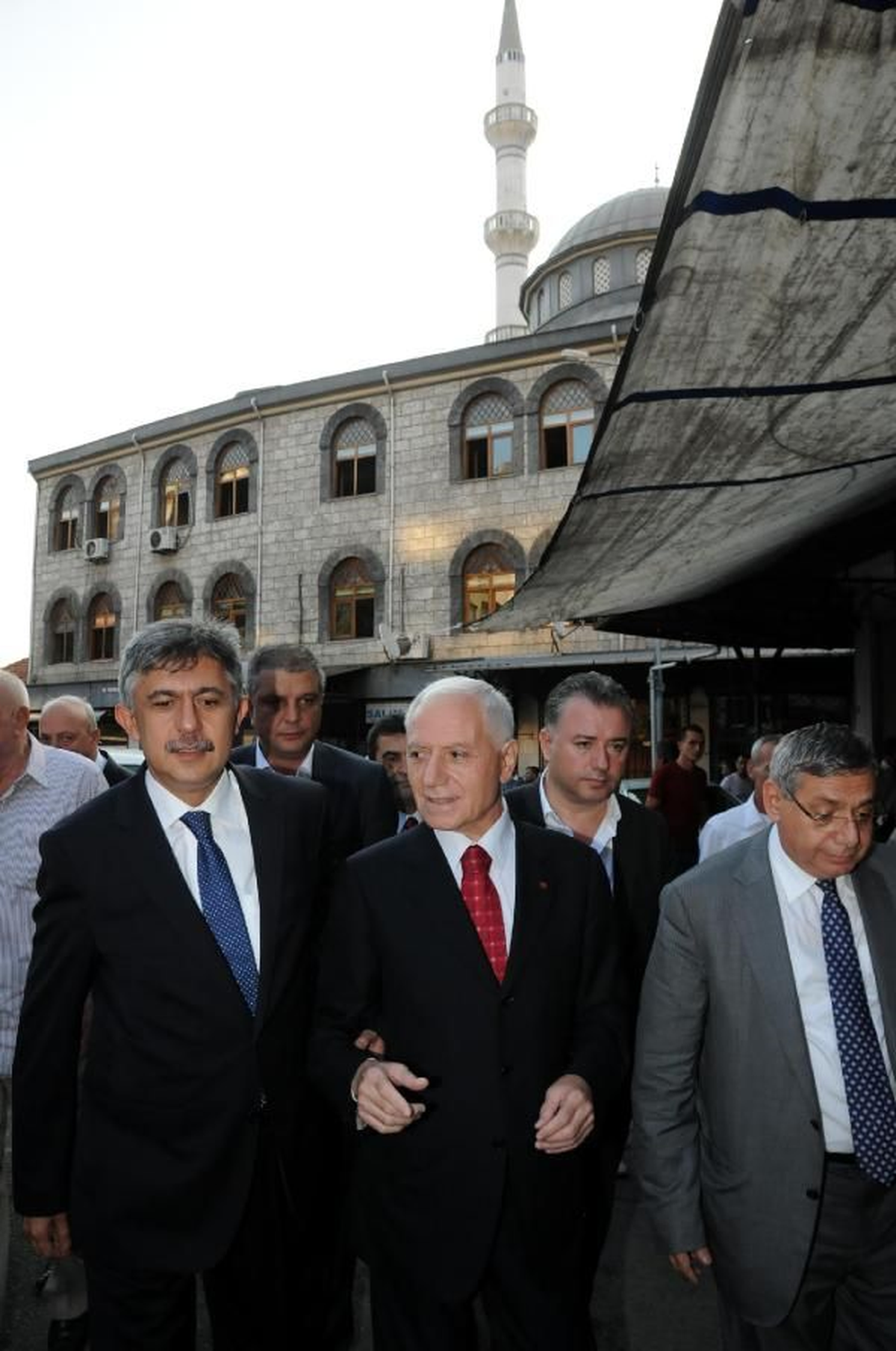 Haberal, 485 Gün Sonra Anne ve Babasının Mezarında