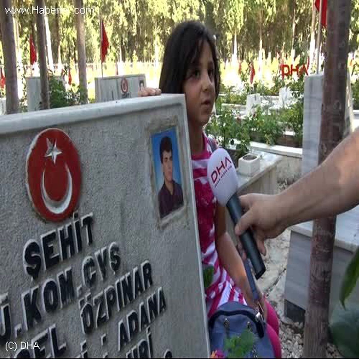 Her Bayram Hiç Görmediği Şehit Amcasının Mezar Taşındaki Resmini Öpüyor